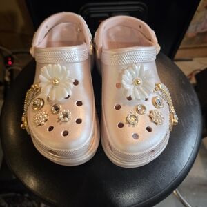 CROCS Girls Pearlized Light Pink Floral Charm Clogs